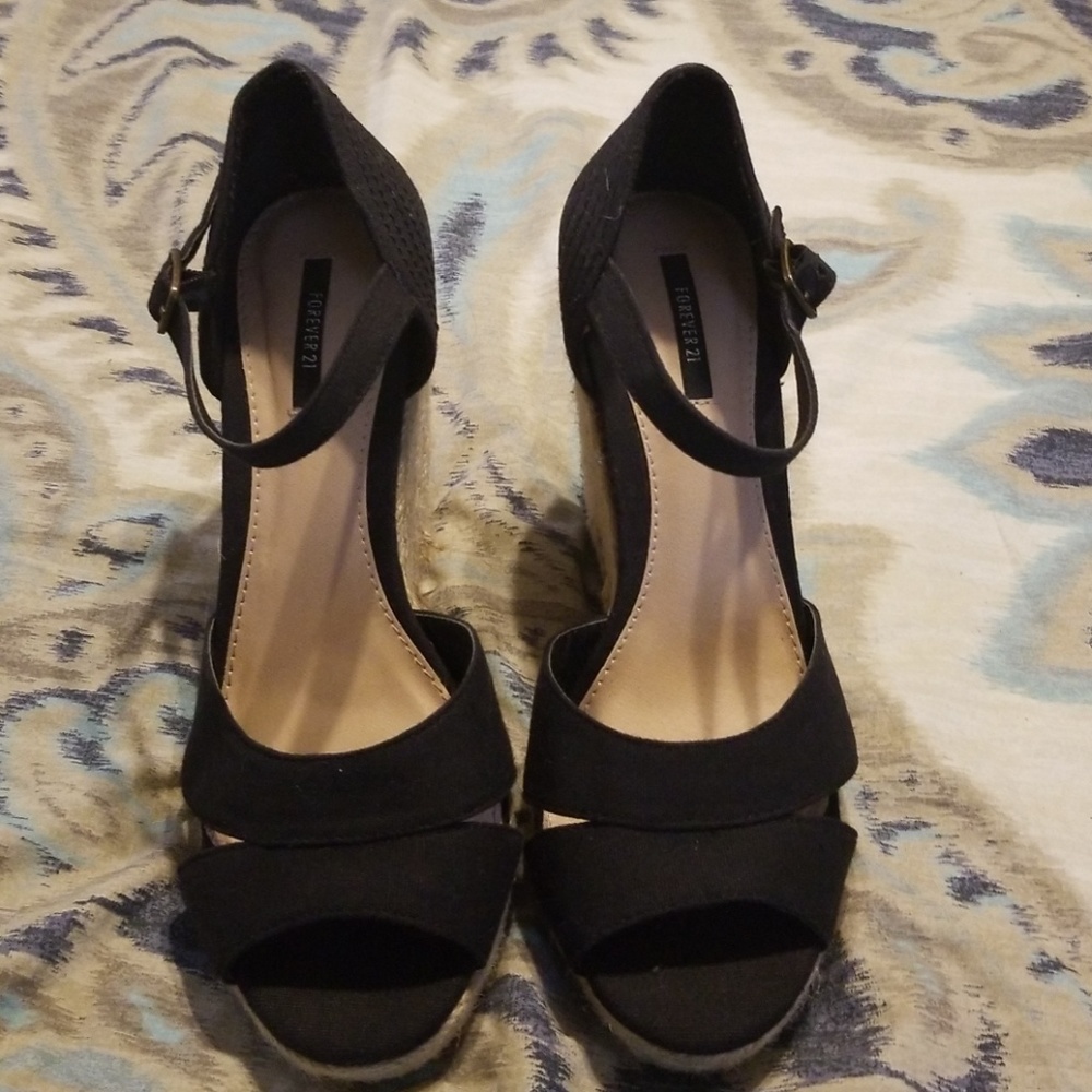 Casual black wedges